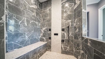 Douche, sèche-cheveux, bidet, serviettes fournies