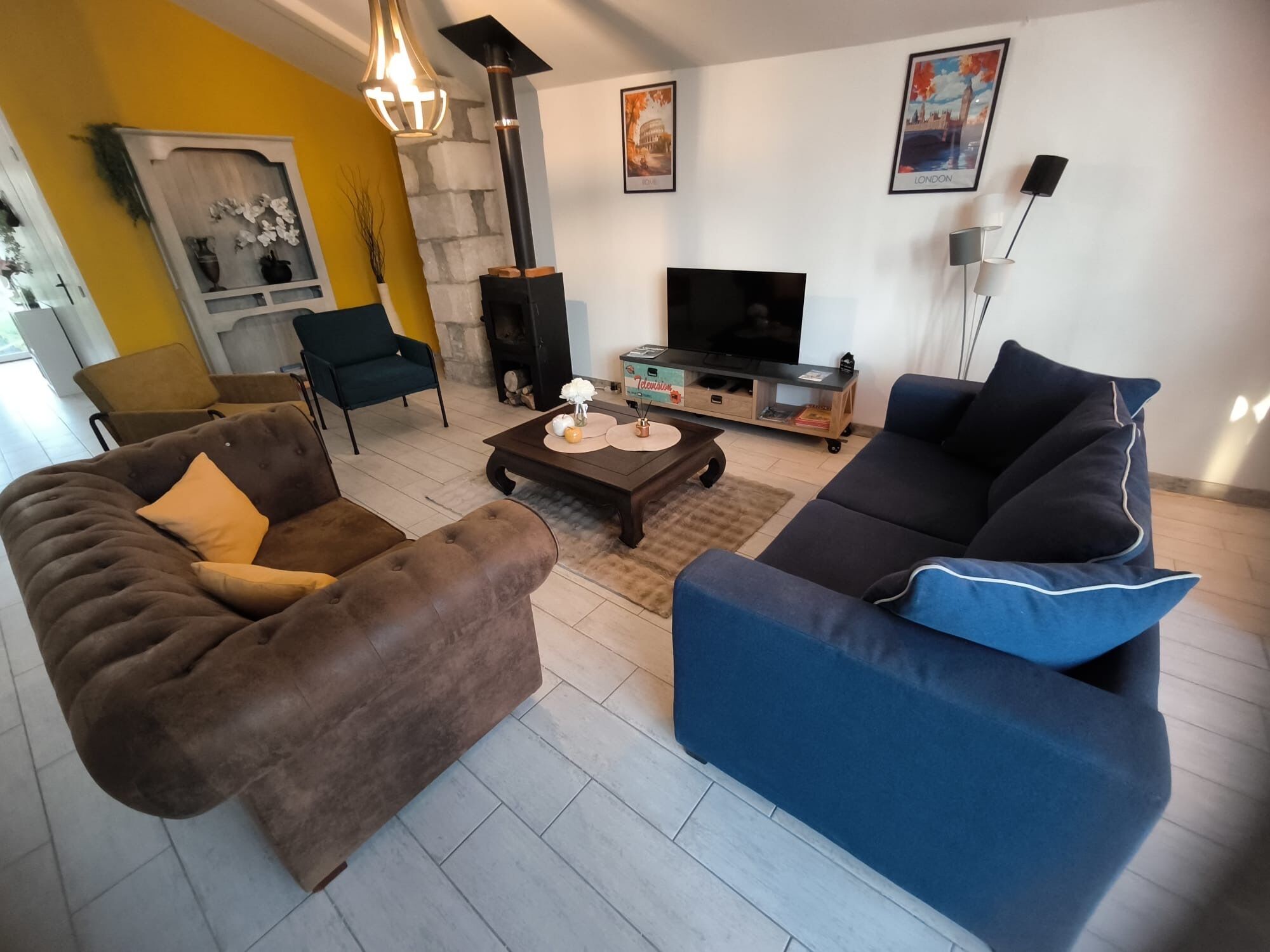 Smart-TV, Kamin, Tischfußball, Bücher