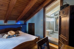 Superior Suite, 1 Queen Bed, Private Bathroom, Mountain View | Free WiFi - Quart de Lune (Quart)