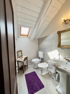 Luxury Suite, 1 Queen Bed, Private Bathroom, Mountain View | Bathroom - Quart de Lune (Quart)