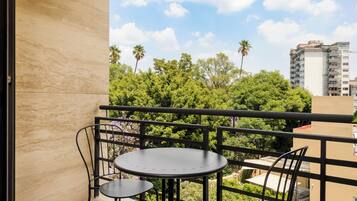 Classic Loft, Balcony | Outdoor dining