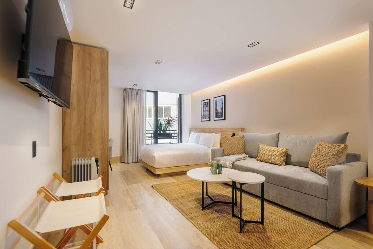 Loft (07) | Setrika/meja setrika, Wi-Fi gratis, dan didekorasi berbeda-beda