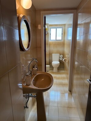 Bidet, asciugamani, sapone, carta igienica