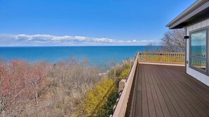A wooden deck with a view of the ocean and a clear sky. - Baiting Hollow Waterfront, Private Beach & Stunning Sunsets (Riverhead)