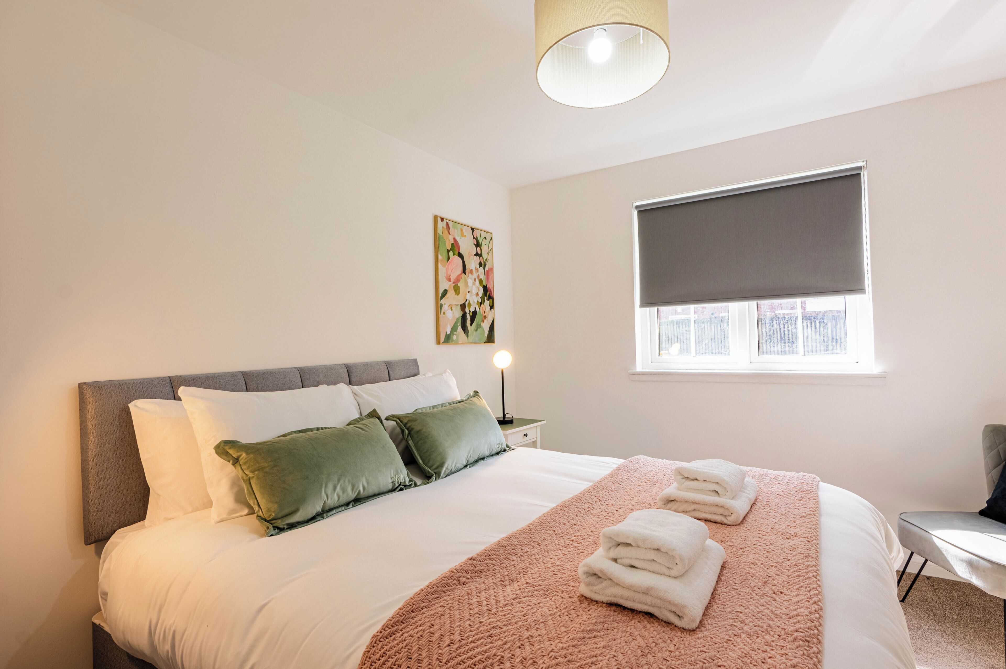 Tabla de planchar con plancha, wifi gratis y ropa de cama 