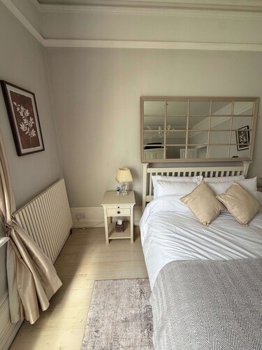 Guildford Apartment with Free Parking & Garden