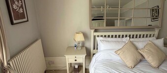 Guildford Apartment with Free Parking & Garden