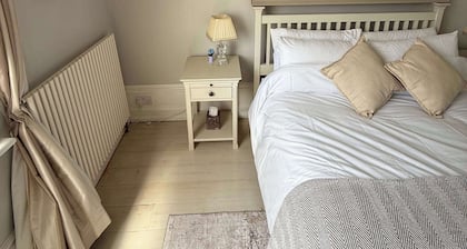 Guildford Apartment with Free Parking & Garden