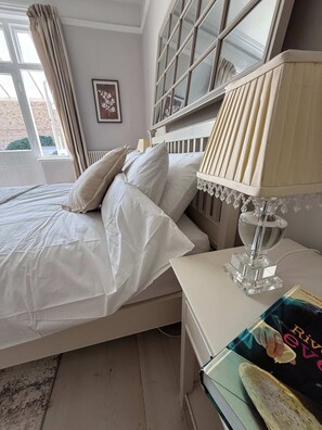 Iron/ironing board, WiFi, bed sheets, wheelchair access - Guildford Apartment with Free Parking & Garden (Guildford)