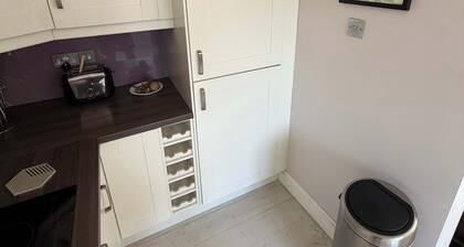 Guildford Apartment with Free Parking & Garden
