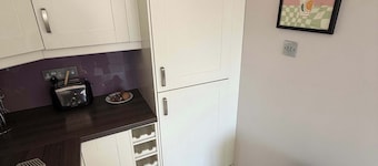 Guildford Apartment with Free Parking & Garden