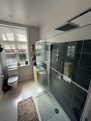 Shower, hair dryer - Guildford Apartment with Free Parking & Garden (Guildford)