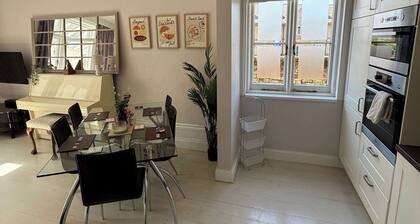 Guildford Apartment with Free Parking & Garden