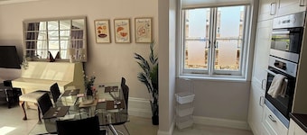 Guildford Apartment with Free Parking & Garden