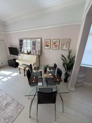 Dining - Guildford Apartment with Free Parking & Garden (Guildford)