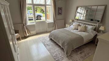 Iron/ironing board, WiFi, bed sheets, wheelchair access