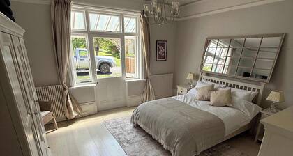 Guildford Apartment with Free Parking & Garden