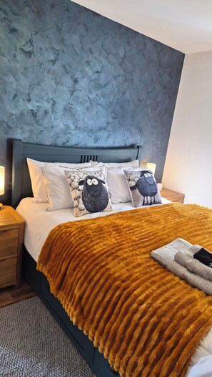 3 Schlafzimmer, Schreibtisch, Bügeleisen/Bügelbrett, Reisekinderbett