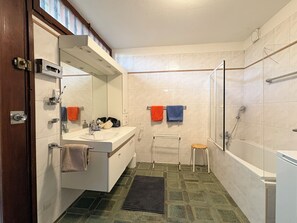 Shower, hair dryer, bidet, towels