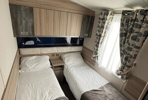 2 bedrooms, iron/ironing board, free WiFi, bed sheets - Silver-grade Mobile - Sleeps 6 - Dogs Welcome (Great Yarmouth)