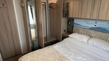 2 kamar tidur, setrika/meja setrika, Wi-Fi gratis, dan seprai linen