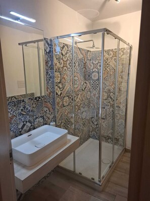 Shower, hair dryer, towels, soap - IL PANARO. Accogliente appartamento situato nel pieno centro storico di Palermo (Palermo)