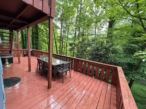 Outdoor dining - Rumbling Bald Resort access Charming 2-bedroom house in beautiful Lake Lure (Lake Lure)