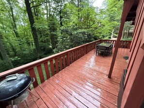 Outdoor dining - Rumbling Bald Resort access Charming 2-bedroom house in beautiful Lake Lure (Lake Lure)