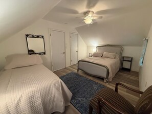 Room - Rumbling Bald Resort access Charming 2-bedroom house in beautiful Lake Lure (Lake Lure)
