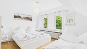 4 habitaciones, escritorio y ropa de cama 