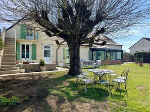 Outdoor dining - Villa Mulsanne - Luxury Retreat near Le Mans Circuit (Mulsanne)