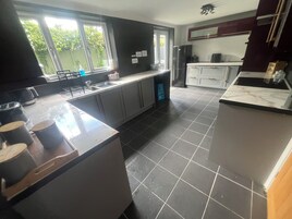 Casa, 4 quartos, sacada | Cozinha privada