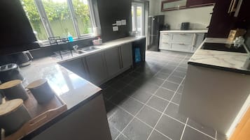 Maison, 4 chambres, balcon | Cuisine privée