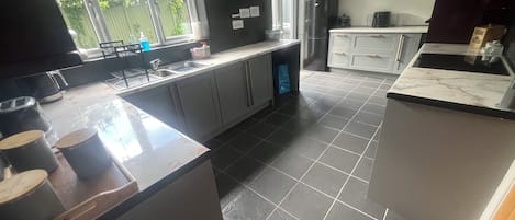 House, 4 Bedrooms, Balcony | Private kitchen