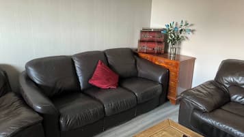 House, 4 Bedrooms, Balcony | Living area