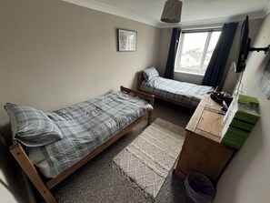 4 bedrooms - Spacious Luxury House Sleeps 8 Adults (Colwyn Bay)