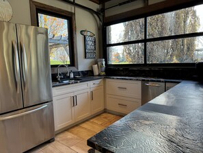 Fridge, stovetop, dishwasher, coffee/tea maker - COUNTRY POOL HOUSE VILLA MINUTES TO ELORA (Fergus)