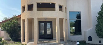  3 bedrooms, living room, 2.5 baths, kitchen, 2 outdoor patio, mini-bar,  Wi-Fi.
