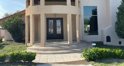 3 bedrooms, living room, 2.5 baths, kitchen, 2 outdoor patio, mini-bar, Wi-Fi.