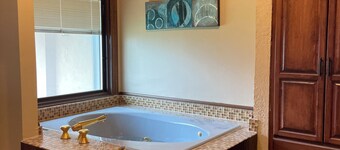 3 bedrooms, living room, 2.5 baths, kitchen, 2 outdoor patio, mini-bar, Wi-Fi.