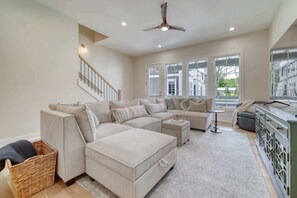 TV - Union Pier Stunner: Brand New with Pool Access (Union Pier)