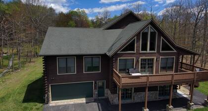 Exquisite 5-bedroom Knotty Pine Chalet on WISP Mountaintop