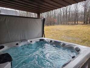 Outdoor spa tub - Exquisite 5-bedroom Knotty Pine Chalet on WISP Mountaintop (McHenry)