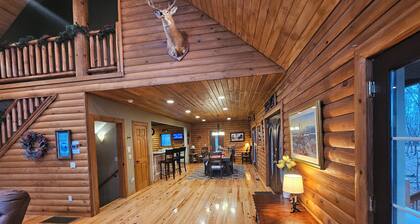 Exquisite 5-bedroom Knotty Pine Chalet on WISP Mountaintop