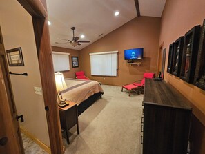 5 bedrooms, iron/ironing board, free WiFi, bed sheets - Exquisite 5-bedroom Knotty Pine Chalet on WISP Mountaintop (McHenry)