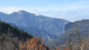 Un paysage montagneux sous un ciel dégagé.