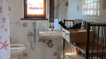 Bruser, hårtørrer, bidet, håndklæder