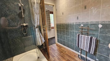 Douche, sĂšche-cheveux, serviettes fournies