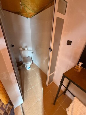 Separate bathtub and shower, towels, soap, shampoo - Typical Merzouga Camp (Merzouga)