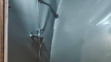 Bañera y ducha independientes, toallas, jabón y champú